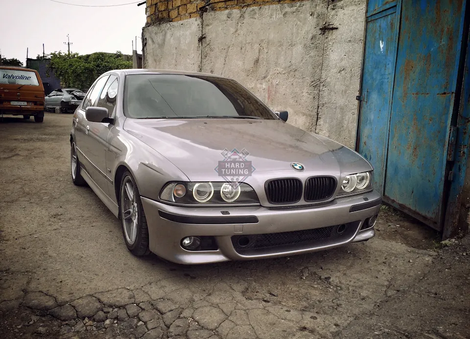 Передний бампер M с отверстиями под омыватели фар и парктроники BMW E39