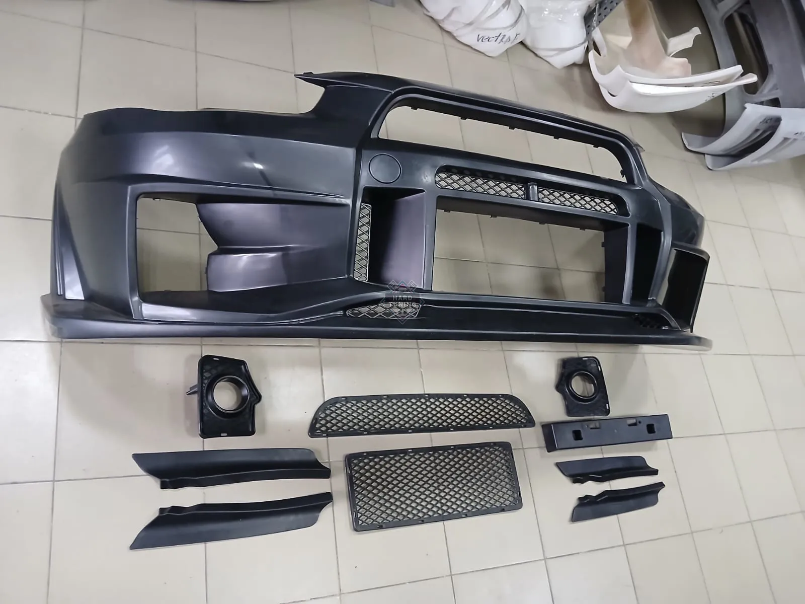 Передний бампер VARIS Mitsubishi Lancer 10
