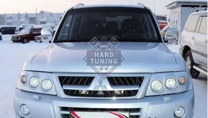 Корпуса под линзованную оптику перед на Mitsubishi Pagero III