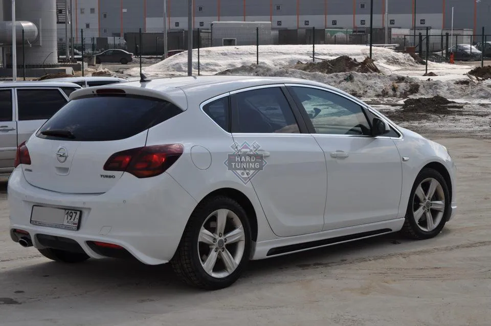 Накладка на задний бампер Opel Astra J