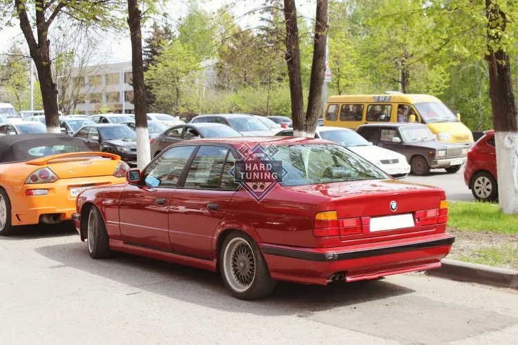 Задний бампер M-TECHNIK BMW E34 с заглушкой под фаркоп
