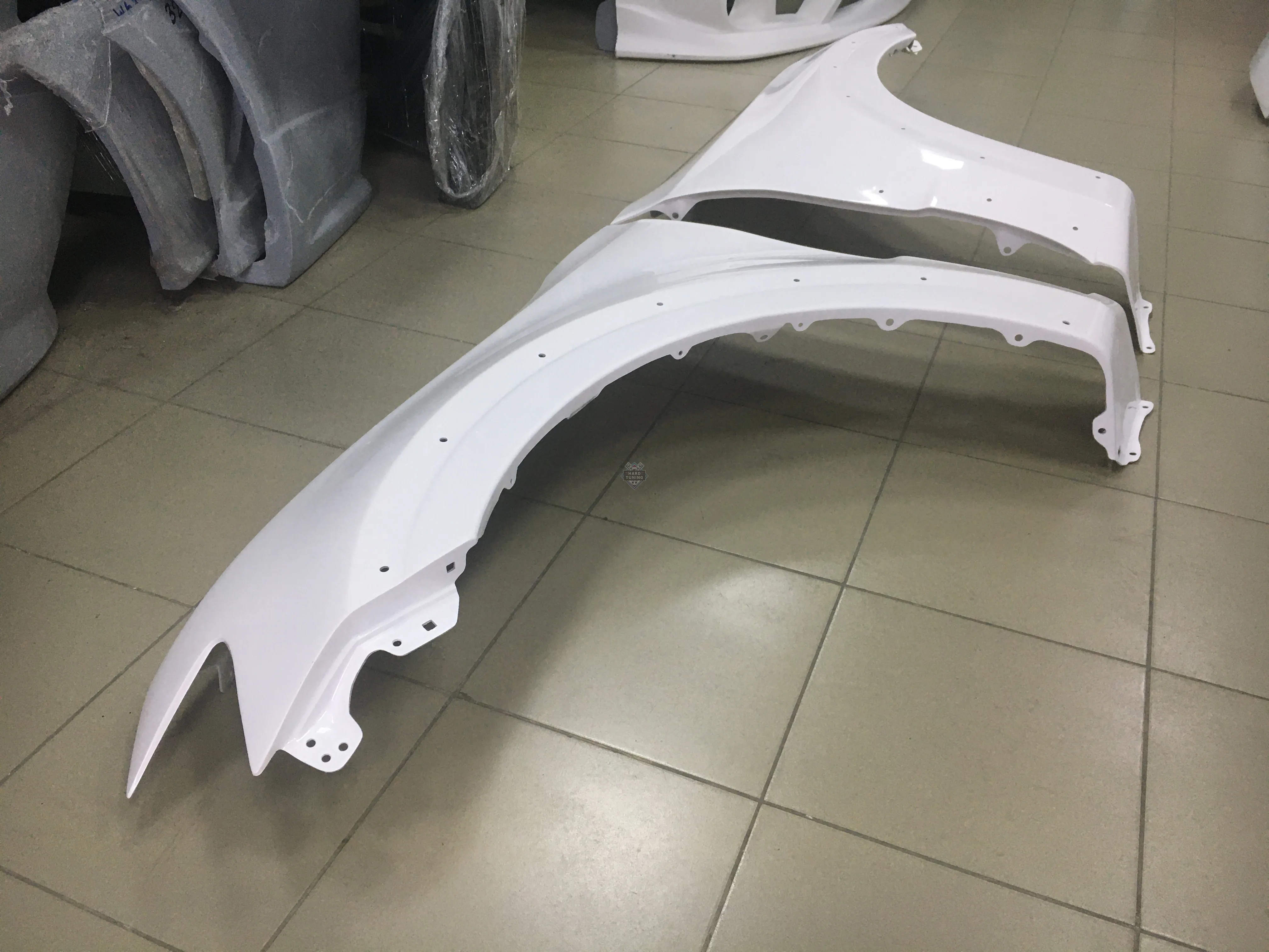 Передние крылья Mitsubishi Pajero 4 2006-2021 штатные пластиковые комплект