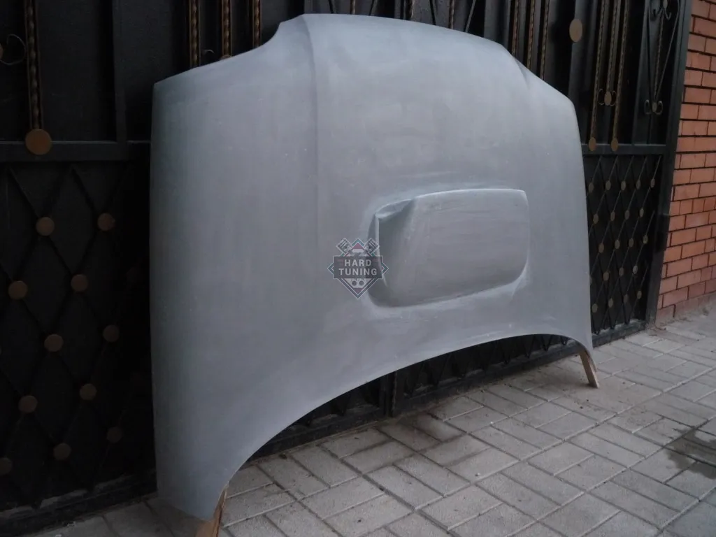 Стеклопластиковый капот с воздухозаборником Subaru style Chevrolet Niva
