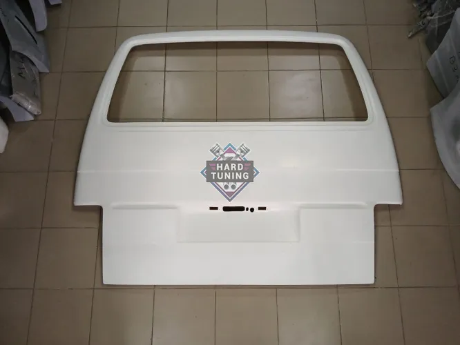 Задняя дверь хлопушка пластиковая штатная Volkswagen T4 под стекло