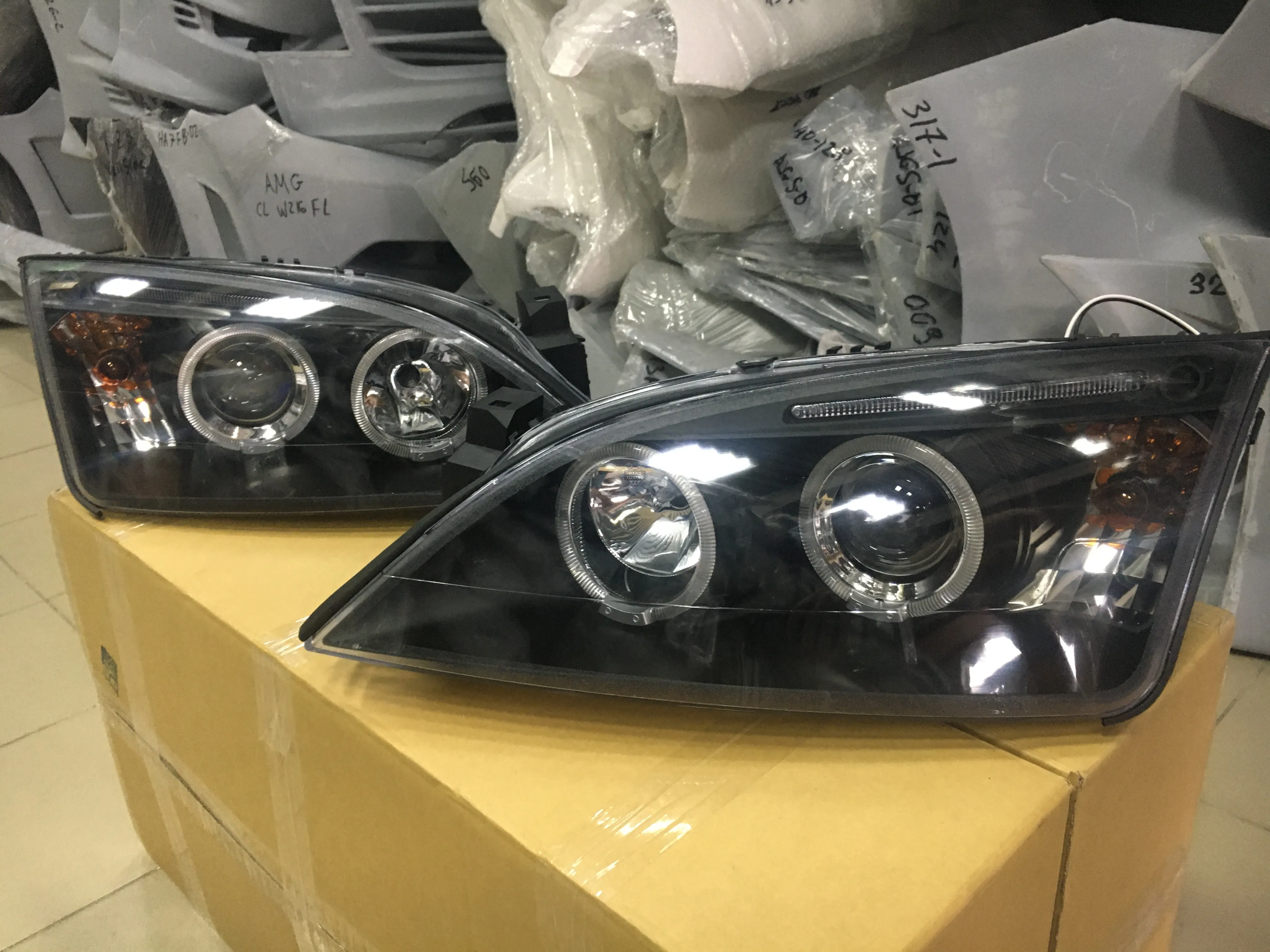 Передние фары Ford Mondeo 3 (2000-2007) Angel Eyes черные