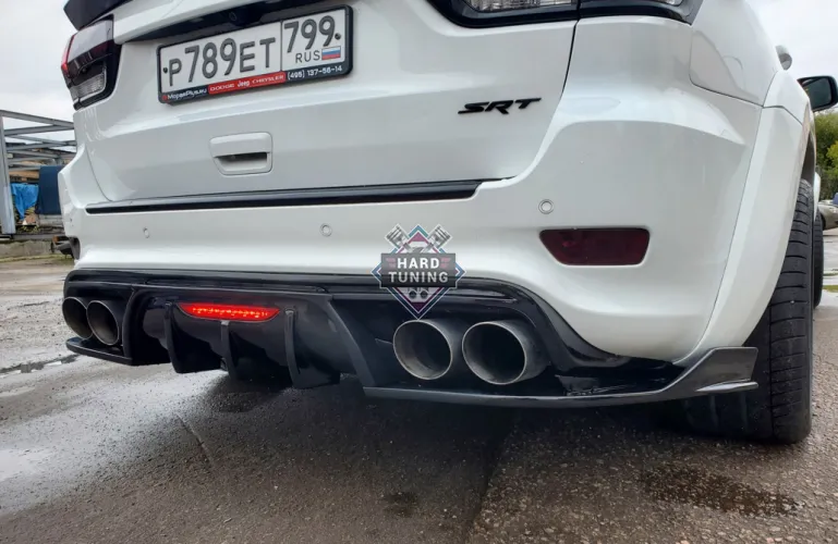 Диффузор заднего бампера New HT Jeep Grand Cherokee WK2 со стоп сигналом