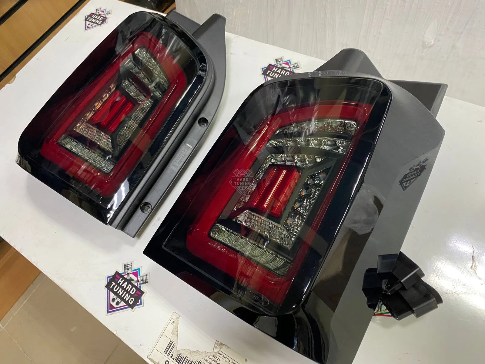 Задние фары VW T5 (2003-2009) / 2010-2015 LED BAR TAIL LIGHTS SMOKE fits черно-красные