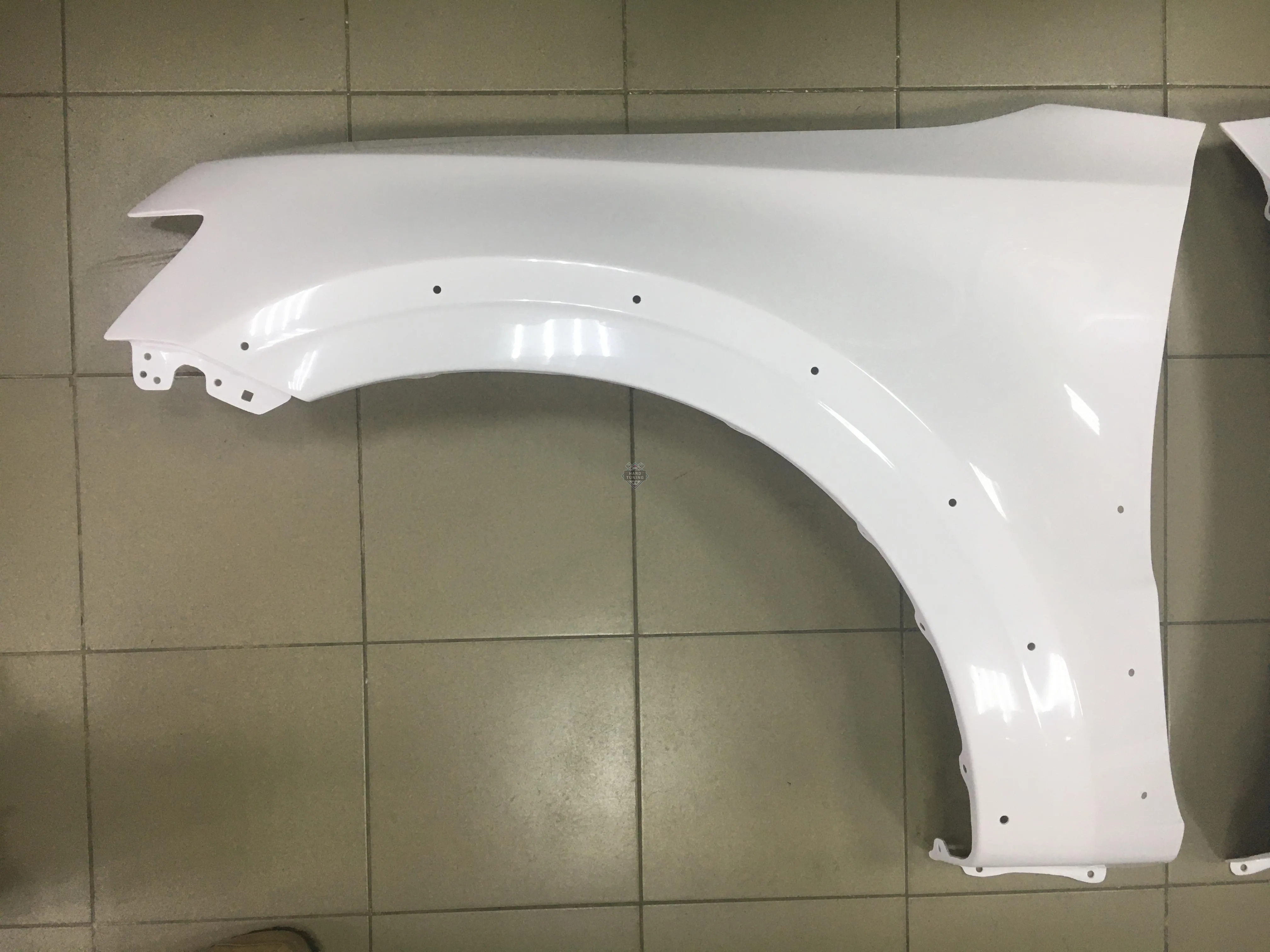 Передние крылья Mitsubishi Pajero 4 2006-2021 штатные пластиковые комплект