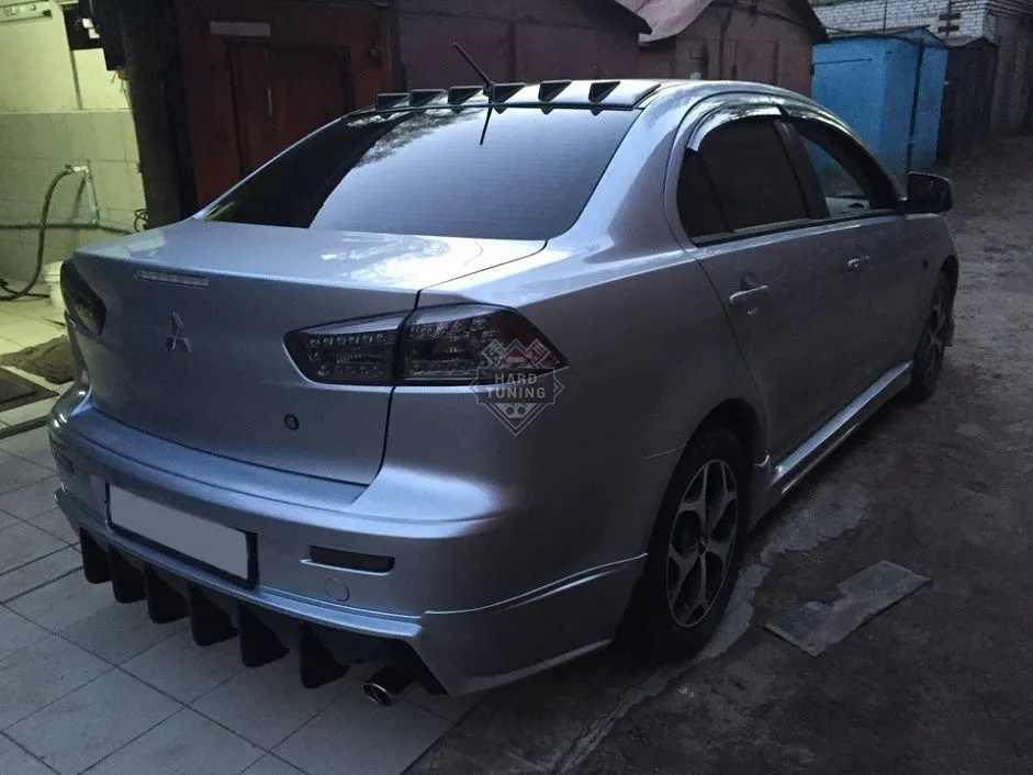 Накладка на задний бампер SHARK под одиночный выхлоп Mitsubishi Lancer 10 (2007-2016)