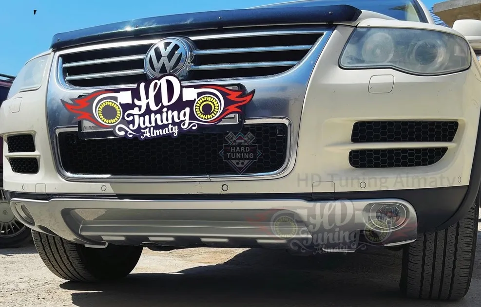 Накладка на передний бампер Volkswagen Touareg Рестайлинг стеклопластик