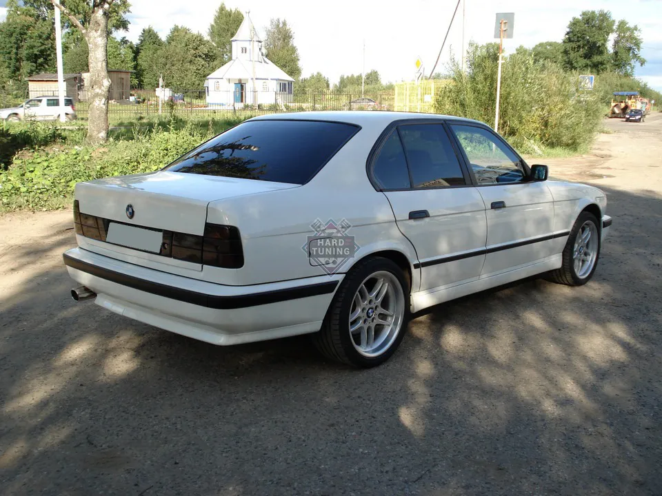 Задний бампер M-TECHNIK BMW E34 с заглушкой под фаркоп
