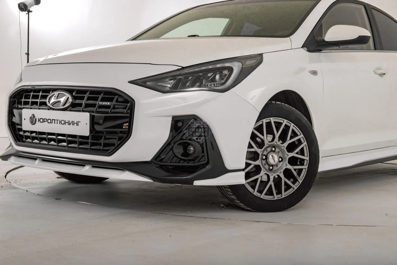 Передний бампер GRILL Hyundai Solaris 2 (2020-2022) рест под линзы / под рефлектор